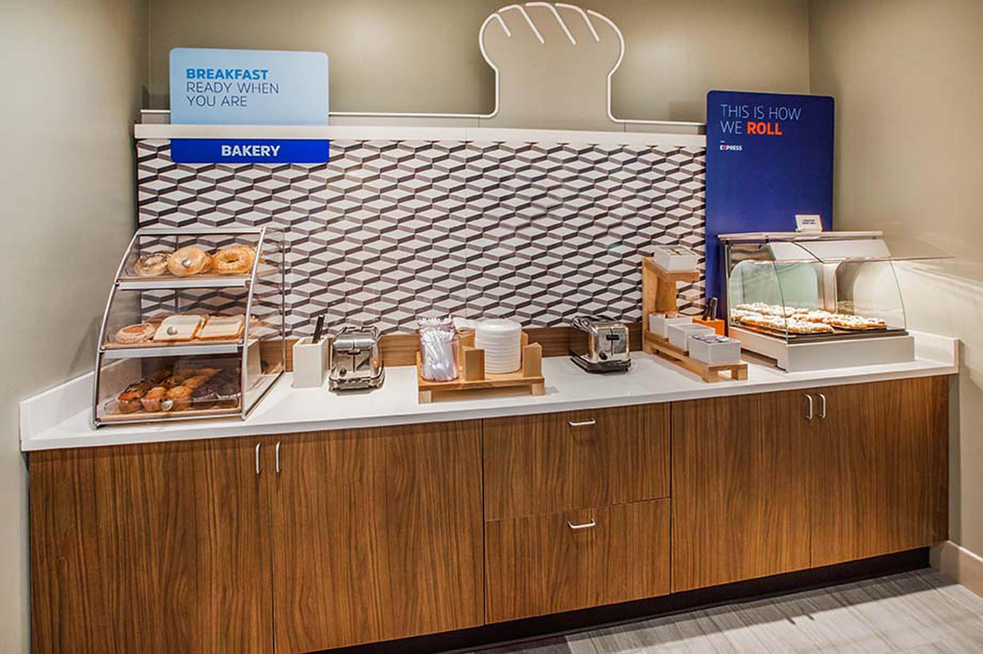 Holiday Inn Express & Suites Cumberland - La Vale By Ihg Экстерьер фото