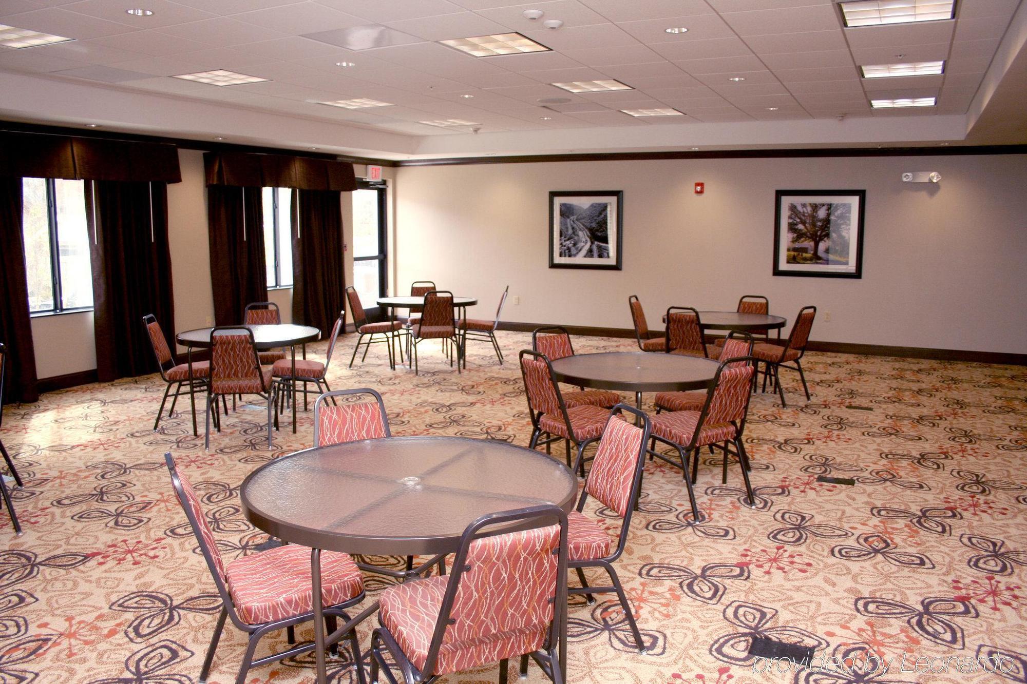 Holiday Inn Express & Suites Cumberland - La Vale By Ihg Экстерьер фото